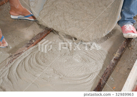 Builders are pouring concrete floors. For construc 32989963