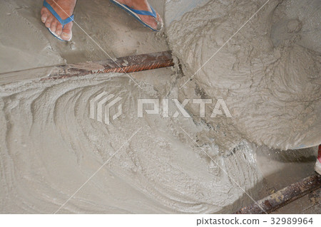 Builders are pouring concrete floors. For construc 32989964