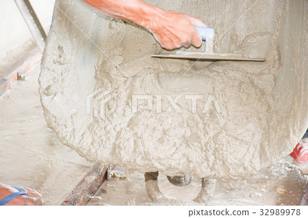 Builders are pouring concrete floors. For construc 32989978