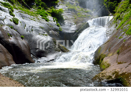Waterfall on the third floor 32991031