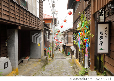 Yufuin Town Yudaira Onsen Cobbled Street 32992771