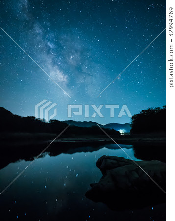 滿天星斗的天空反映在水面上 32994769