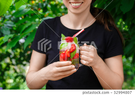 hand holding strawberry lemonade 32994807