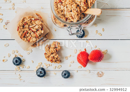 Homemade granola bar and fresh berries on wood 32994912