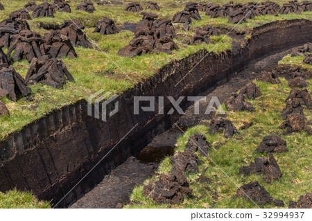 在蘇格蘭英國蘇格蘭泥炭採礦的露天泥煤坑 32994937