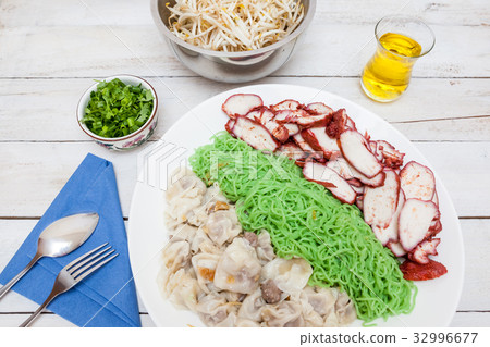 Thai noodles with chicken Thai noodles with chicken 32996677