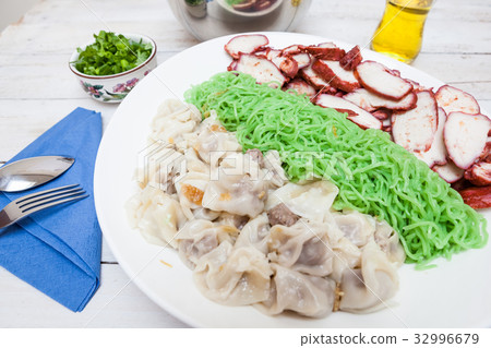 Thai noodles with chicken Thai noodles with chicken 32996679