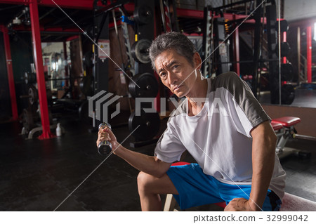 健身房很好的中間訓練生活方式GYM訓練青春穿 32999042