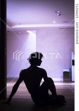 Man yoga teacher practice Man yoga teacher practice 32999251