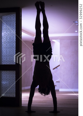 Man yoga handstand Man yoga handstand 32999252