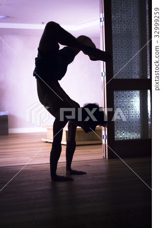 Man yoga handstand Man yoga handstand 32999259