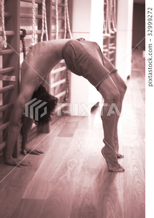 Yoga teacher backbend asana Yoga teacher backbend asana 32999272