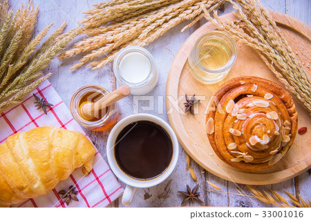 Fresh tasty bread. Fresh tasty bread. 33001016