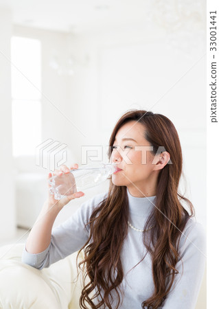 婦女飲用水在屋子裡 33001441