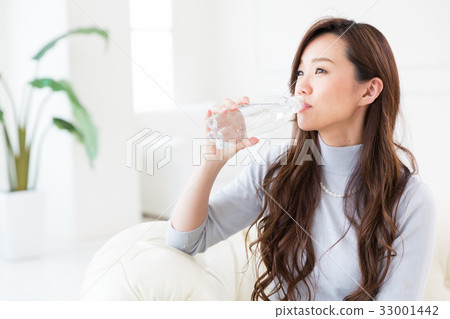 婦女飲用水在屋子裡 婦女飲用水在屋子裡 33001442