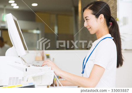 Sports gym instructor 33003887