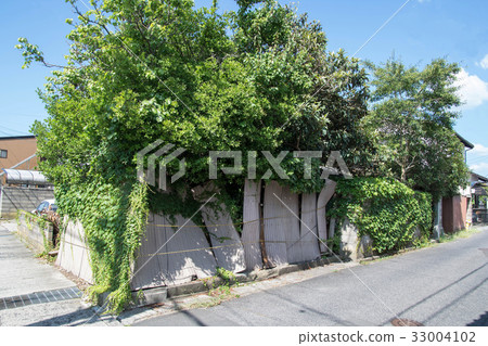 Unoccupied house Unoccupied house 33004102
