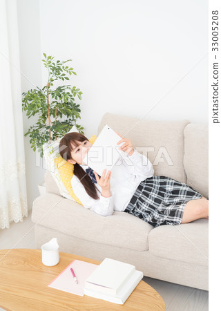 觀看片劑的學校女孩在客廳 33005208