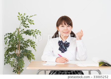 學校的女生在家學習 學校的女生在家學習 33005252