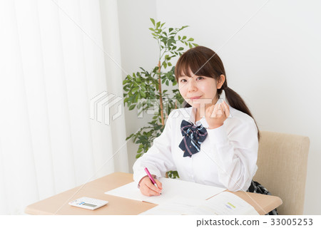 學校的女生在家學習 學校的女生在家學習 33005253