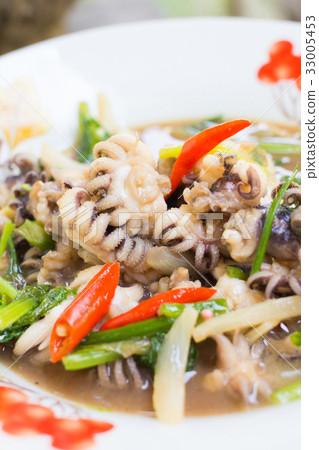 Fried squid pepper onion and parsley plate Fried squid pepper onion and parsley plate 33005453