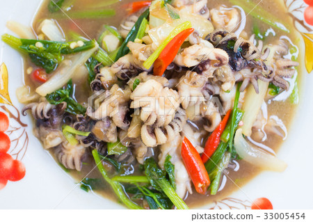 Fried squid pepper onion and parsley plate Fried squid pepper onion and parsley plate 33005454