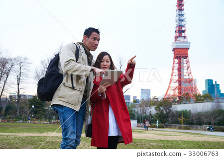a man is looking something that the girl is pointing a man is looking something that the girl is pointing 33006763