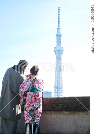 A beautiful couple in kimono is seeing skytree tower 33006848