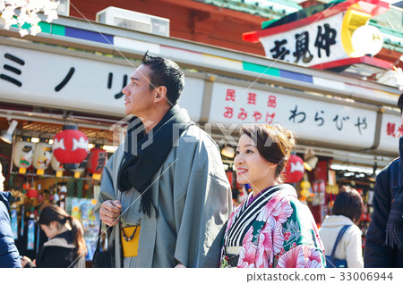 The portrait of a couple going shopping in downtown in Japan 33006944
