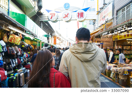 a couple is going shopping in a market a couple is going shopping in a market 33007090