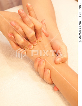reflexology Hand massage, spa hand treatment 33008986