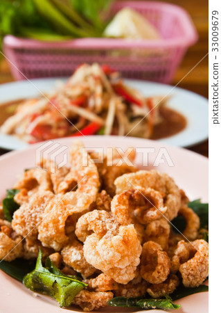 Crispy pork salted rind and papaya salad 33009679