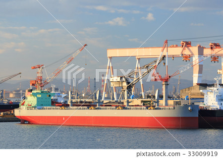 A ship anchored in a shipyard 33009919
