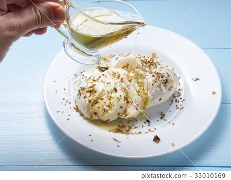 olive oil pour onto mozzarella cheese olive oil pour onto mozzarella cheese 33010169