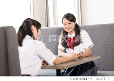 初中女孩在智能手機上做地址交換 33011289