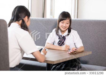 初中女孩在智能手機上做地址交換 33011290