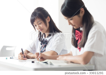 與一個學習小組一起學習的女性初中學生 33011291