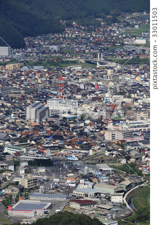 從高山觀景台環顧三好市中心，市政府 33011503