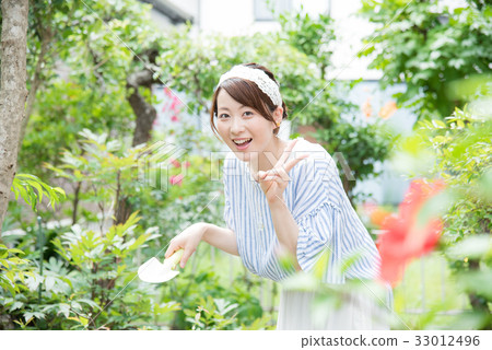 Gardening ladies 33012496