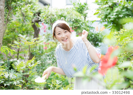 Gardening ladies Gardening ladies 33012498