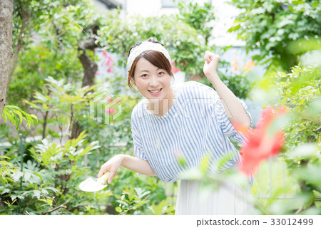 Gardening ladies 33012499