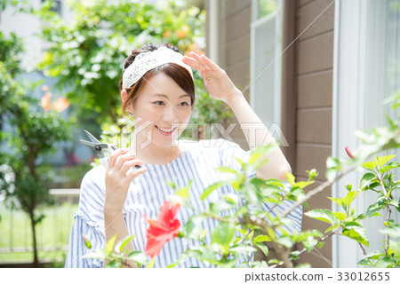 Gardening ladies Gardening ladies 33012655