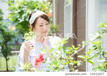 Gardening ladies Gardening ladies 33012657