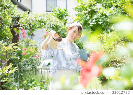 Gardening ladies 33012753