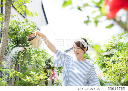Gardening ladies Gardening ladies 33012765