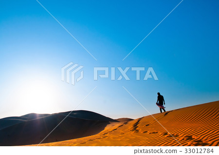 Man in the desert Man in the desert 33012784