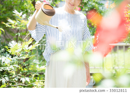 Gardening ladies Gardening ladies 33012811