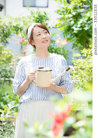 Gardening ladies 33012838