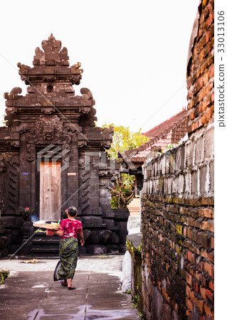 Balinese woman carrying offering to god 33013106