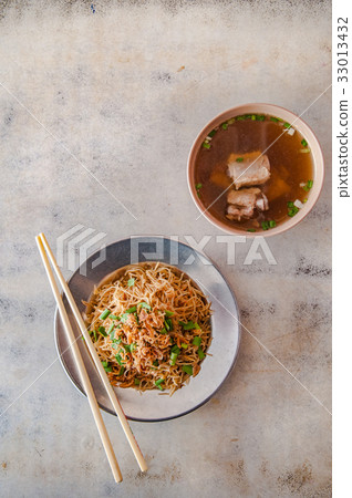 Fried noodle with pork rib soup 33013432
